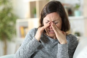 middle-aged-woman-holds-sinuses